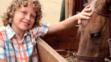 At Çiftliğindeki Çocuk