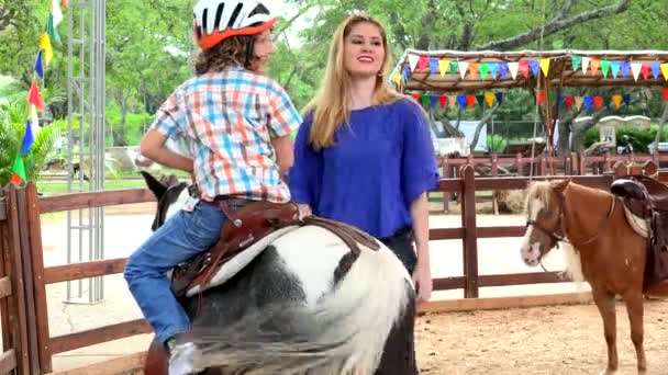 男孩等着骑小马 — 图库视频影像