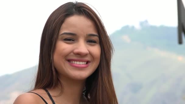 Sorrindo Jovem hispânica Mulher — Vídeo de Stock