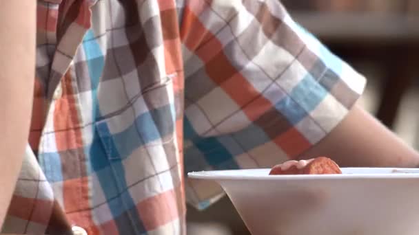 Niño comiendo tazón de comida — Vídeos de Stock