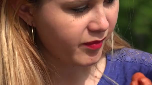 Mujer joven comiendo comida — Vídeos de Stock