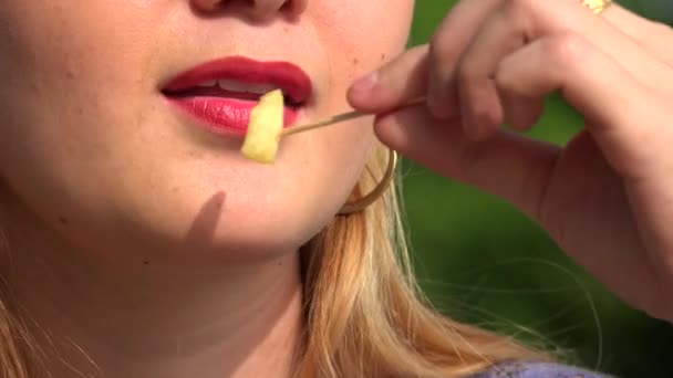 Mujer joven comiendo comida — Vídeo de stock