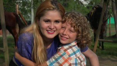 Kız ve erkek kardeşim çiftlikte