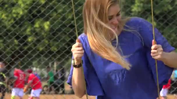 Adolescent fille balançant à aire de jeux — Video