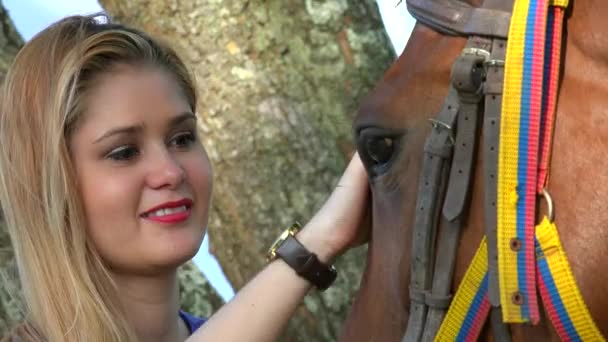 Vrouw kinderboerderij volwassen paard — Stockvideo