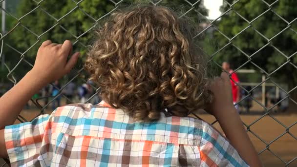 Kleiner Junge mit lockigem Haar — Stockvideo