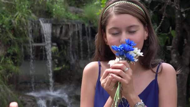 Mooie tiener meisje met bloemen — Stockvideo