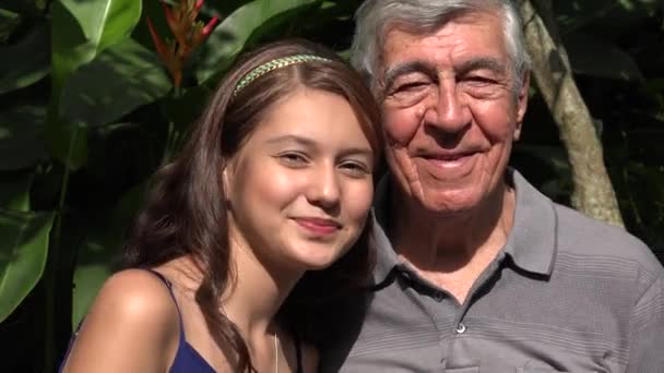 Adolescente chica sonriendo con el abuelo — Vídeos de Stock