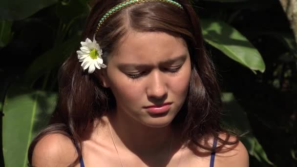 Triste e chorando adolescente menina — Vídeo de Stock