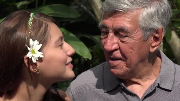 十几岁的女孩说话的祖父 — 图库视频影像
