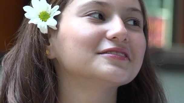 Девочка Подросток Ест Мороженое — стоковое видео