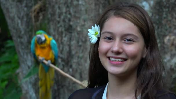 Sorrindo adolescente menina com papagaio tolo — Vídeo de Stock