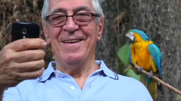 Hombre mayor selfie en el zoológico — Vídeos de Stock