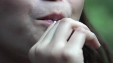Genç kız lolipop yemek