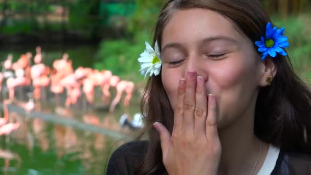 Muito adolescente menina sopra beijo — Vídeo de Stock