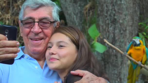 Abuelo selfie con adolescente chica — Vídeo de stock