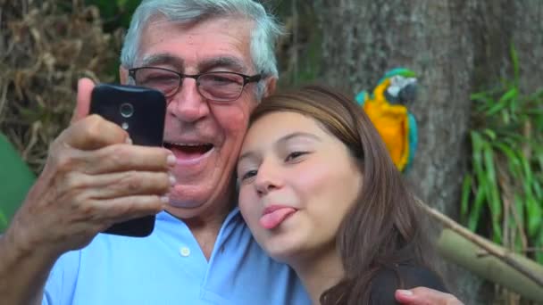 Abuelo selfie con adolescente chica — Vídeo de stock