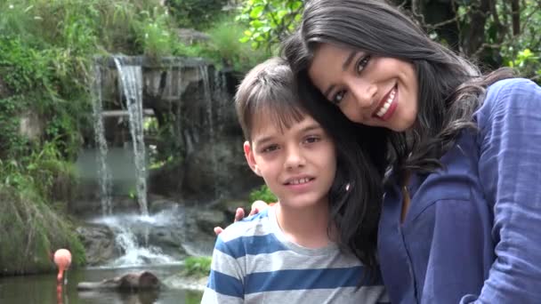 Enda latinamerikanska mor och Teen pojke — Stockvideo