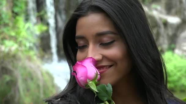 Flot spansktalende kvinde med lyserød blomst – Stock-video
