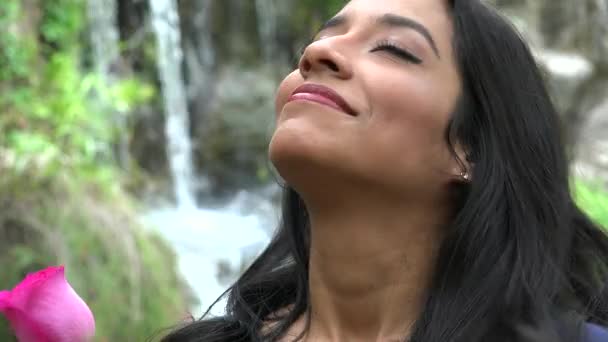 Латиноамериканка на Валентинах — стоковое видео