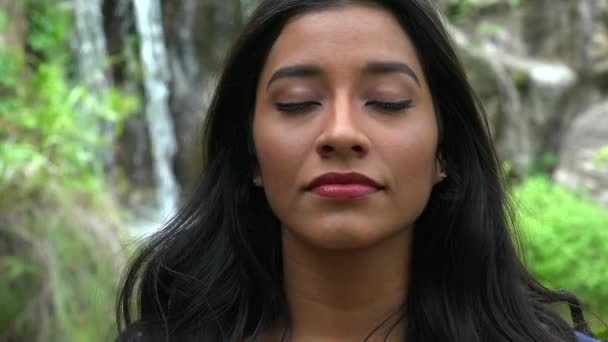 Mujer practicando Yoga Posición — Vídeos de Stock