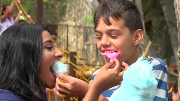 Mãe e filho comendo doces — Vídeo de Stock