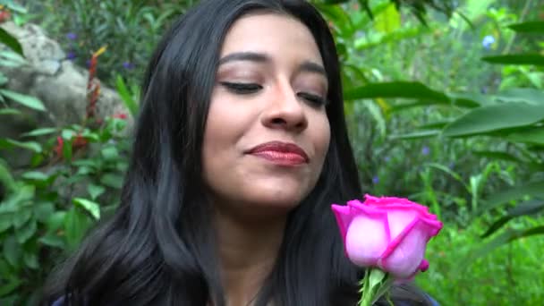 Leende kvinna med rosa blomma — Stockvideo