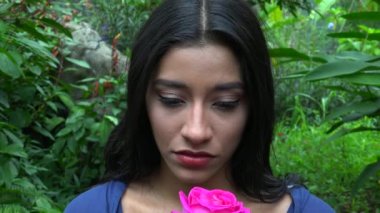 üzgün ve yalnız bir kadın