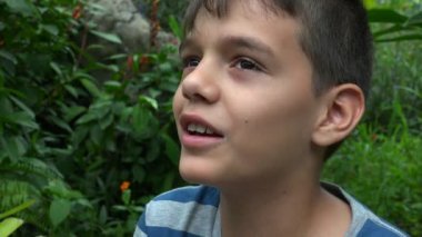 Dinleme ve konuşma genç çocuk