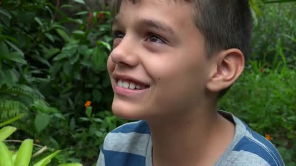 Счастливый мальчик подросток говорить — стоковое видео