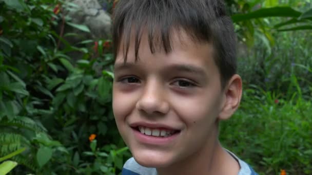 Νεαρό αγόρι χαμογελά φύση — Αρχείο Βίντεο