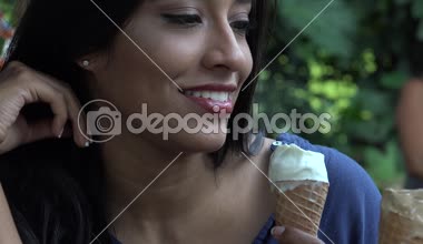 Dondurma Yiyen Kadın