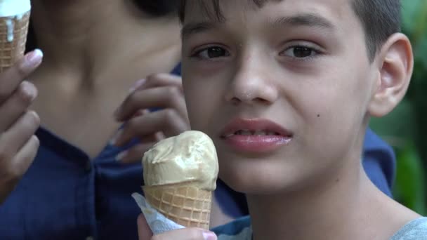 Adolescente comiendo helado — Vídeo de stock