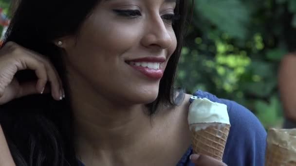 Kvinnan äter glass — Stockvideo