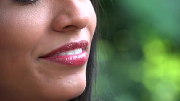 Mujer bonita con helado — Vídeo de stock