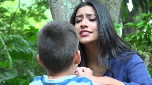 Filho Misbehaving com a mãe — Vídeo de Stock
