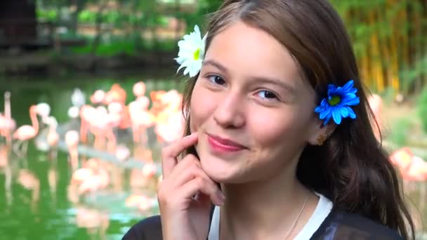 Muito adolescente menina sorrindo — Vídeo de Stock