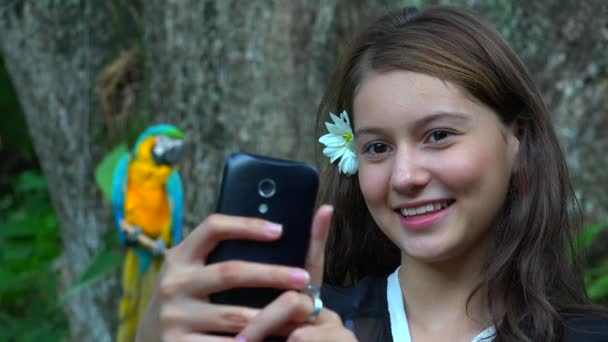 Девушка-селфи, попугай, улыбается — стоковое видео