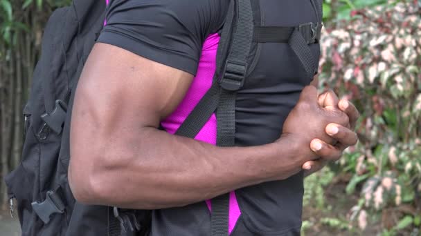 Homem forte Flexing músculos do braço — Vídeo de Stock
