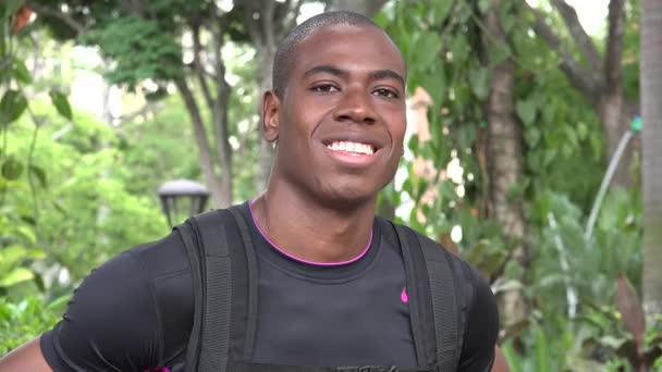 Sonriente africano masculino estudiante — Vídeos de Stock