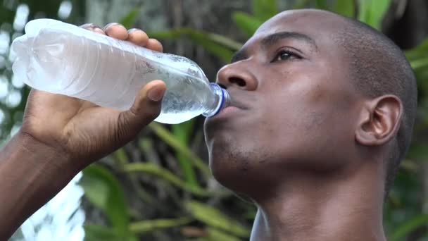 男は水のボトルを飲む — ストック動画