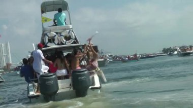 12 Kasım 2012 - Cartagena, Kolombiya - insanların eğlenceli tekne Harbor