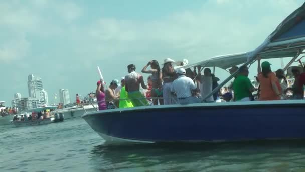 12 ноября 2012 - Картахена, Колумбия - Люди на лодке — стоковое видео