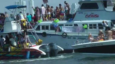 gemilerde eğleniyor insanlar