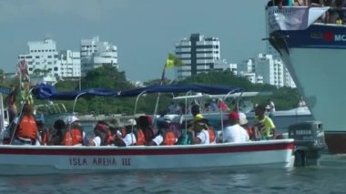 Marina 'daki Teknelerde İnsanlar