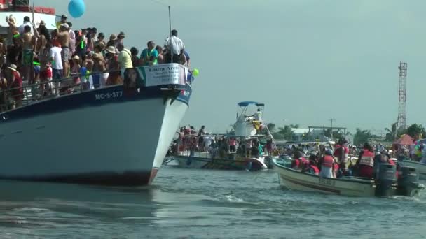 Motorlu Teknelerde Parti Yapanlar — Stok video