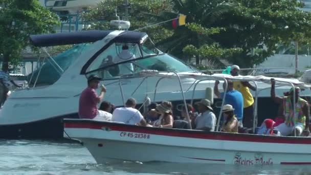 Küçük Teknede Turistler — Stok video