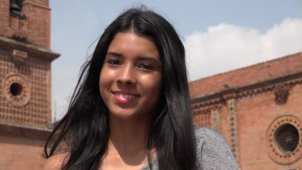 Muito sorridente menina adolescente — Vídeo de Stock