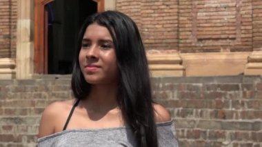 çok gülümseyen bir genç kız