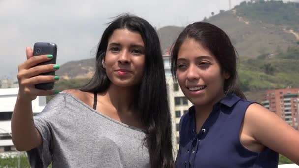 Adolescente femmina amici taking un selfie — Video Stock